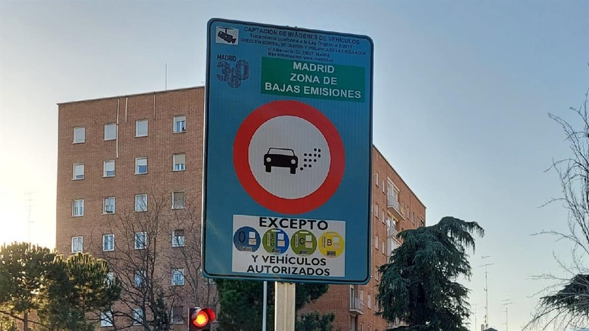 Los vehículos con esta pegatina que no estén empadronados en Madrid tendrán restringida la circulación
