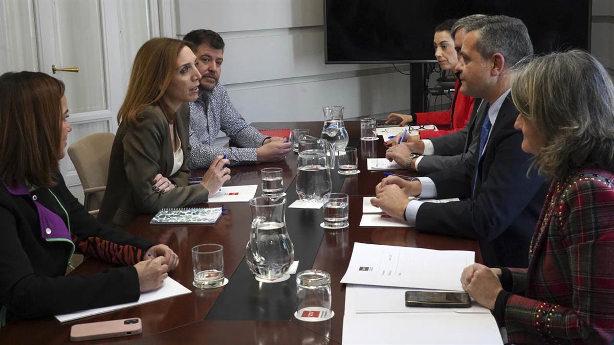 La alcaldesa ha mantenido un encuentro con el consejero de Vivienda, Transporte e Infraestructuras
