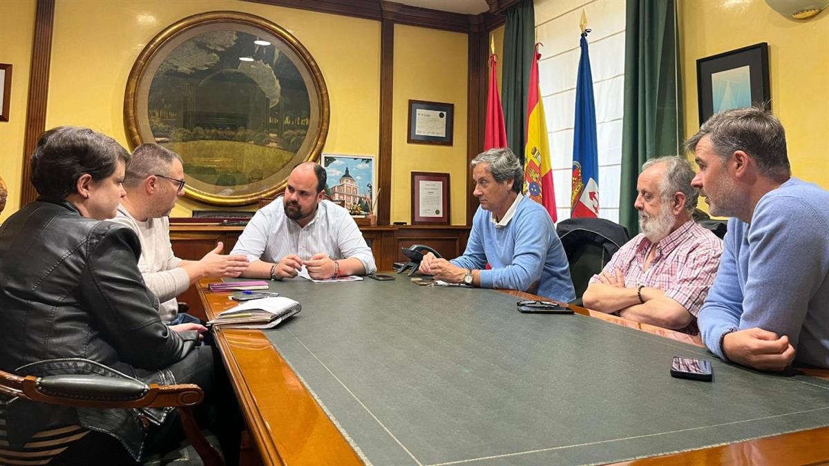 El ayuntamiento se ha reunido con representantes de Comisiones Obreras y UGT