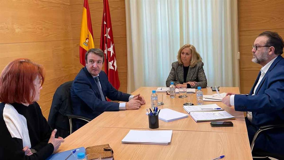 El alcalde de nuestra ciudad y la consejera de Familia, Concepción Dancausa, han mantenido una reunión para abordar la mejora de los servicios a mayores  
