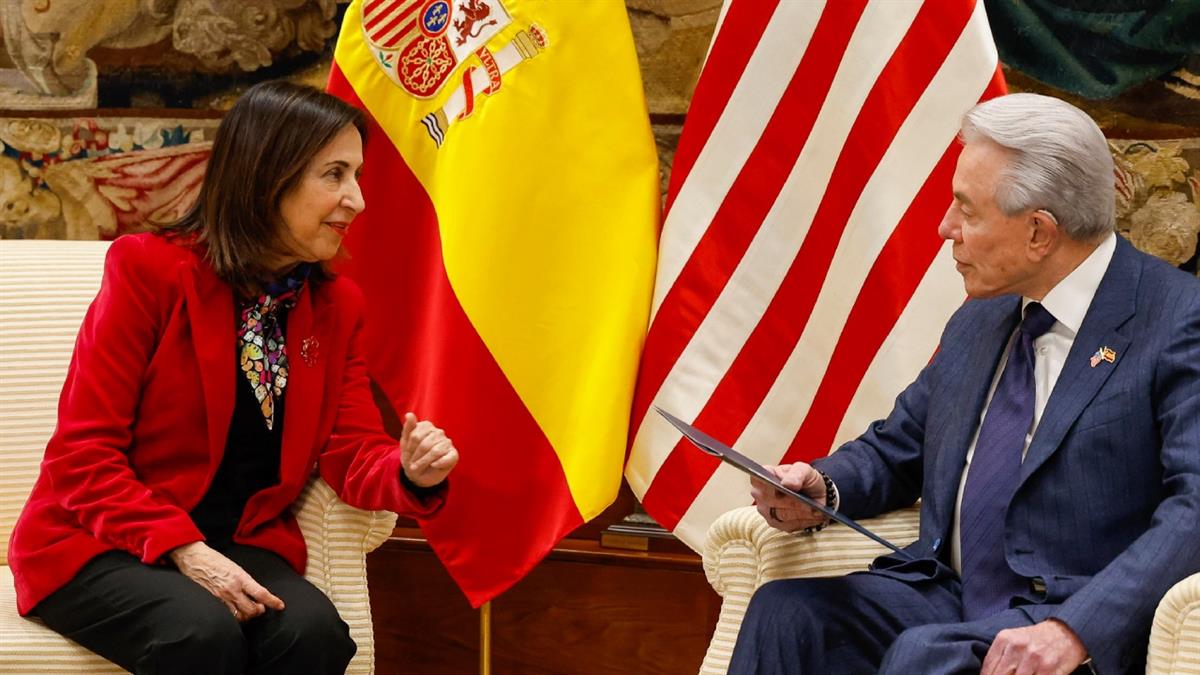 La ministra de Defensa se reúne con el embajador de Estados Unidos entre apretones de manos y un "yo estoy con Trump"