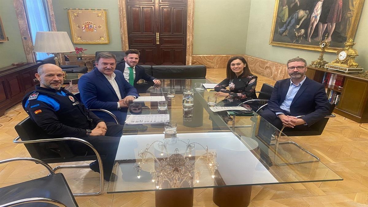 José Antonio Sánchez acudió a la reunión junto a Héctor Barreto, concejal de Seguridad Ciudadana, y Alonso Rapado, jefe de la Policía Local humanense