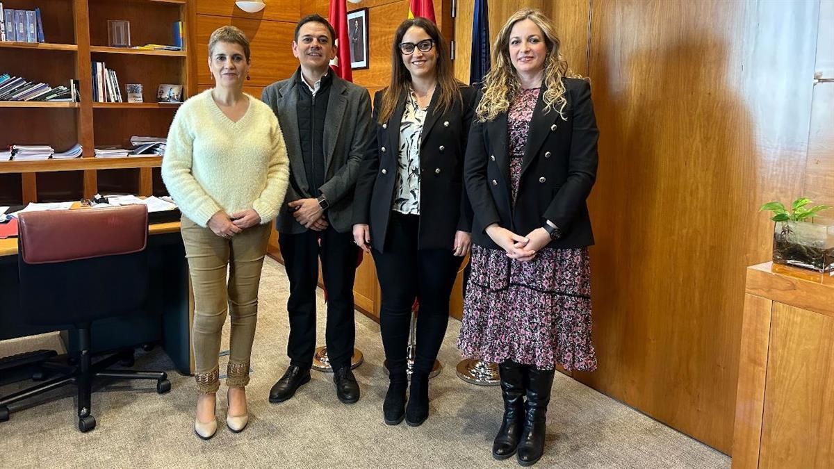 A la reunión también asistieron la concejala de Educación Selene Durán y la directora general de Educación Infantil, Primaria y Especial, Eva María Robledo