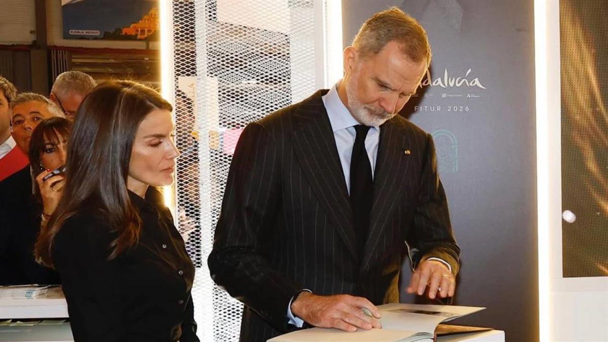 Sus Majestades han acudido a los pabellones de IFEMA de riguroso luto por las víctimas del accidente en Adamuz