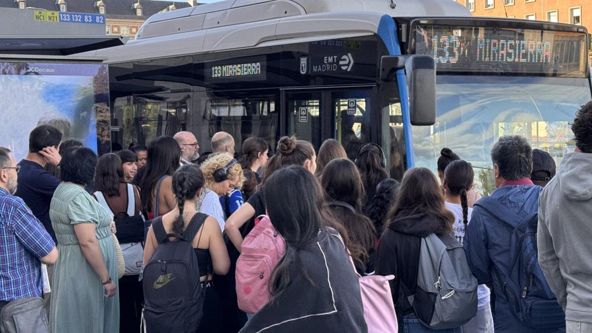 La portavoz del PSOE pide la compra de nuevos autobuses articulados para incorporarlos a los servicios espaciales