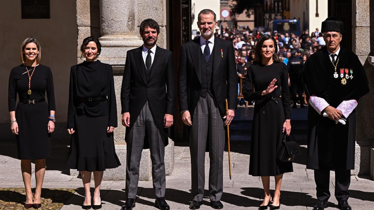 La presidenta de la Comunidad de Madrid acude al acto de entrega del galardón a Álvaro Pombo