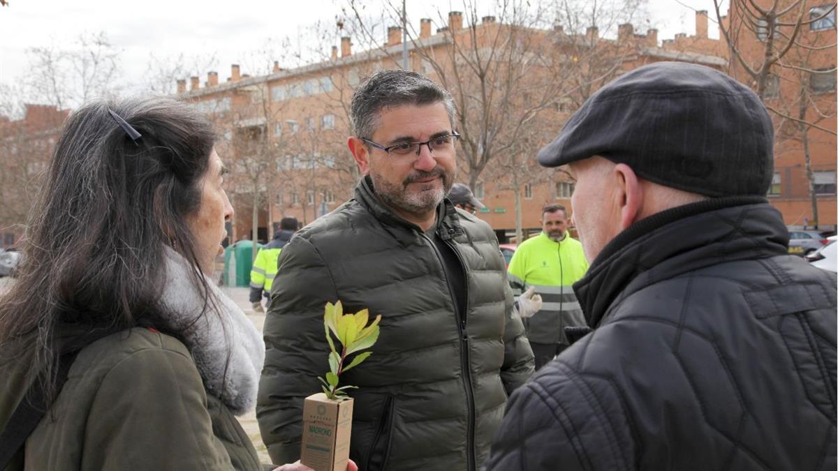 El vicealcalde señala que Alcobendas tiene más de 44.000 árboles que capturan 7,3 toneladas de CO2 cada año