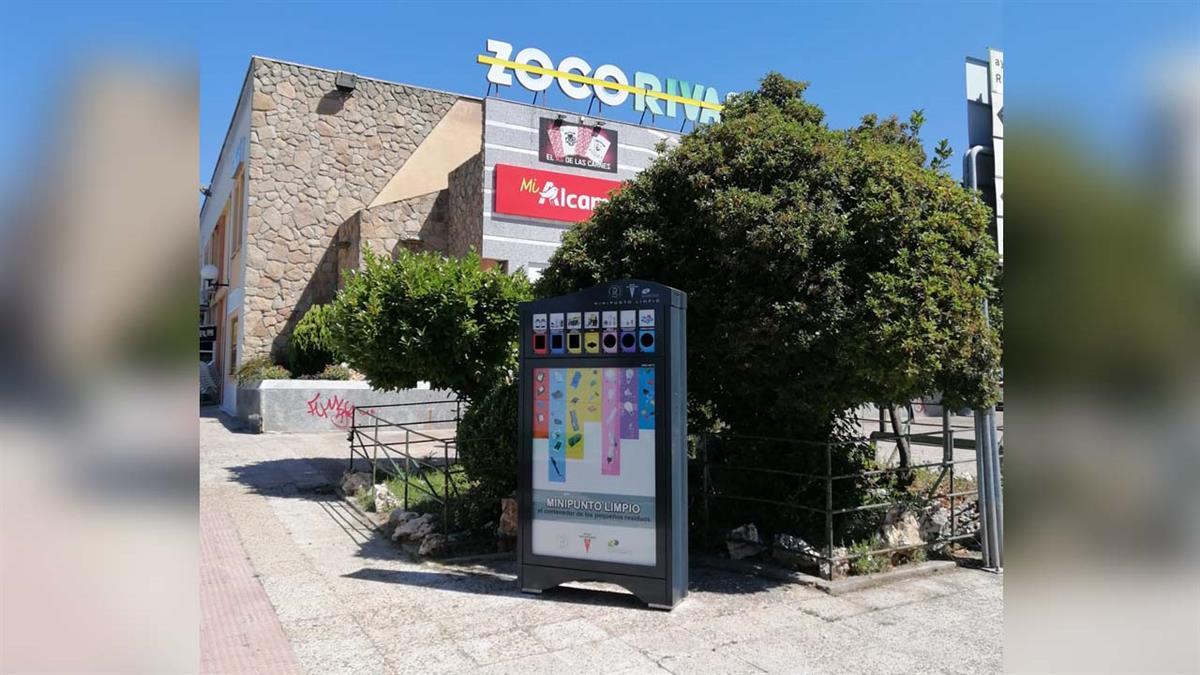 Estas nuevas herramientas de reciclaje son mupis (mobiliario urbano vertical), con pequeños orificios para depositar los residuos