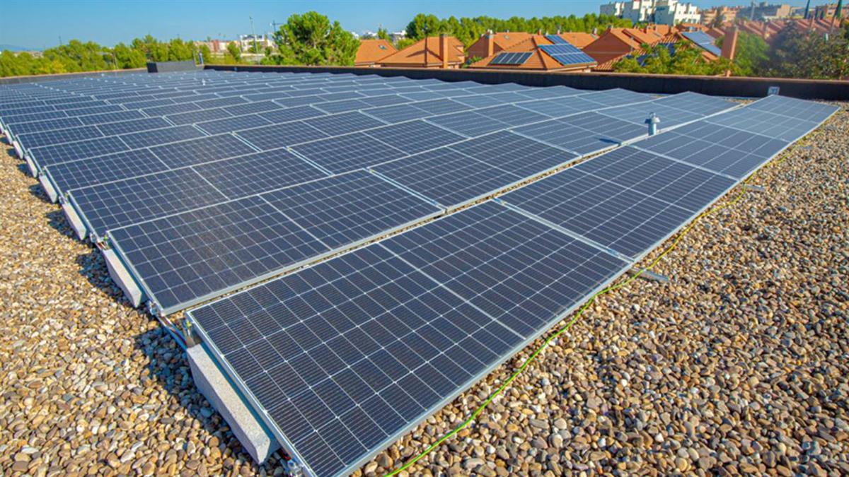 Activa 471 paneles fotovoltaicos en cinco colegios y el recinto ferial Miguel Ríos