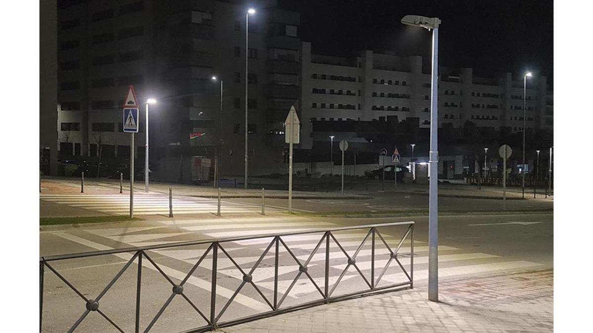La ciudad ya cuenta con 100 postes de iluminación que refuerzan la seguridad vial y el gasto energético pasa de 300 a 70 vatios por luminaria