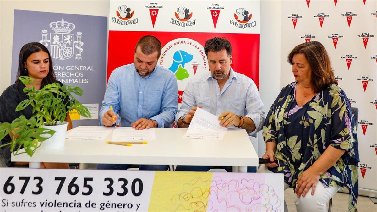 El alcalde de la ciudad y el director general de Derechos de los Animales firman un convenio de colaboración