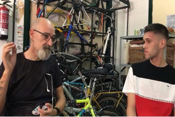 El miembro de la Junta Directiva de la asociación Pedalada a Pedalada repasa en Televisión de Madrid los inicios del Taller Social, sus objetivos y los problemas de movilidad en bicicleta por Alcalá