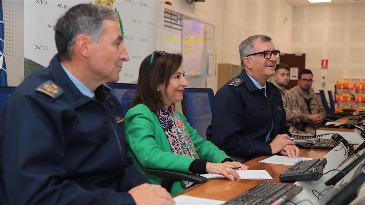 La ministra ha celebrado una videoconferencia con los distintos puestos de observación y control aéreo y ultraterrestre