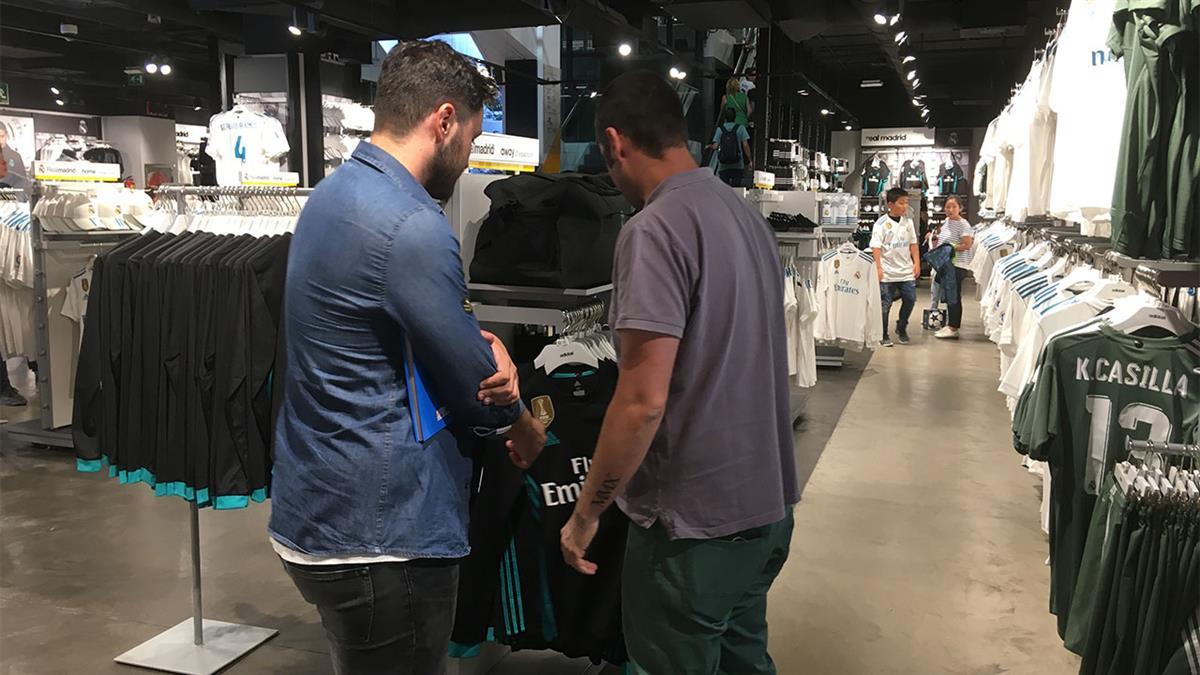 Se han llevado decenas de camisetas, así como gorras y otros productos