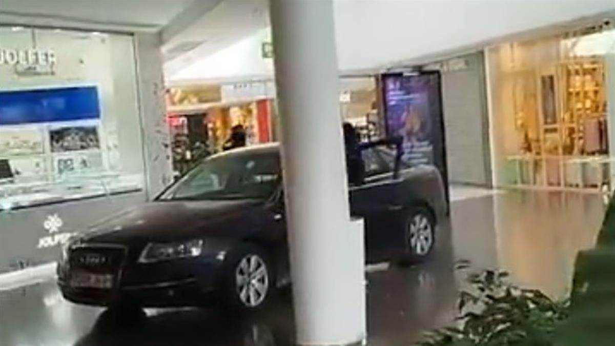 Al menos dos individuos entran al centro comercial con un vehículo de gran cilindrada y asaltan dos comercios a golpe de martillo 