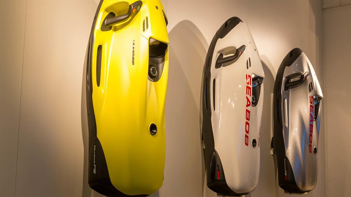 Los ladrones alunizaron un coche de marca Audi contra el escaparate para poder acceder al interior 