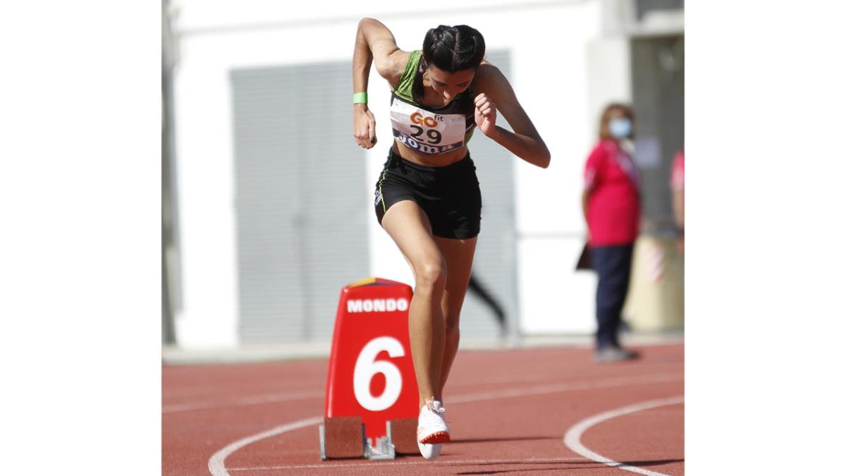 La joven atleta alcalaína repasa en Soy de Alcalá su pasión por los 400 metros lisos, sus objetivos y la salud del atletismo
