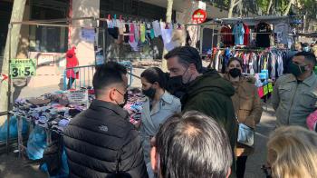 La candidata de Vox a la Comunidad de Madrid muestra su apoyo a la venta ambulante con su presencia