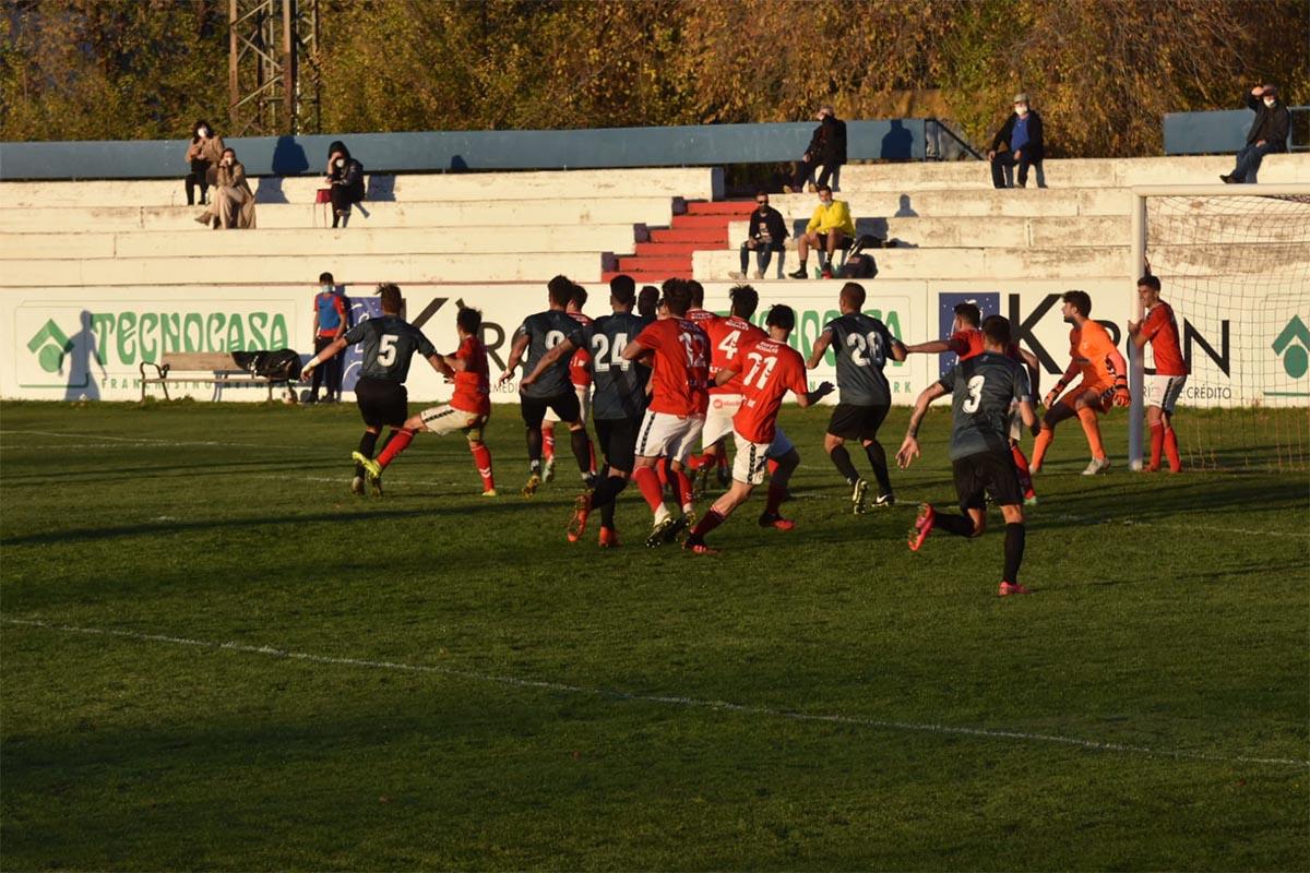 Los alcalaínos no consiguieron la victoria a pesar de dominar al rival y tener las ocasiones más claras del partido