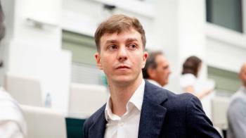 El portavoz adjunto de Más Madrid denuncia una gestión que con el turismo “borra para siempre el carácter de las calles porque está desbocado” 