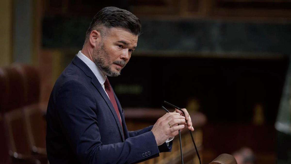 El diputado del ERC carga contra PP y Junts en una sesión marcada por la guerra en Irán