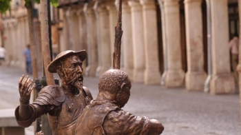 La propuesta da a conocer la historia local mediante los personajes de Cervantes