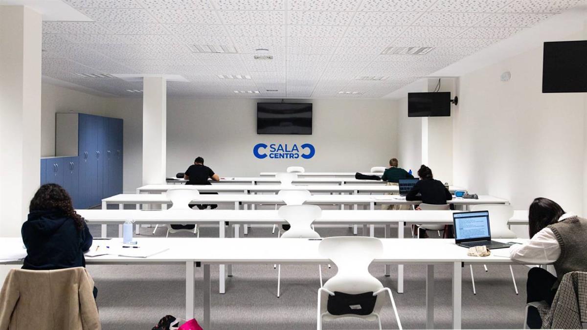 Se ubica en la planta baja del ayuntamiento