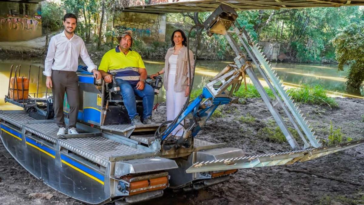 Con el barco anfibio que retira las plantas acuáticas del río Henares
