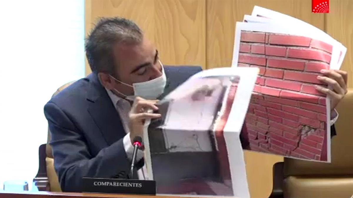 El alcalde de la ciudad, Javier Corpa, explica la situación crítica de la línea 7B de Metro