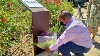 Ha tenido lugar una ofrenda floral en el monolito dedicado a su recuerdo. 