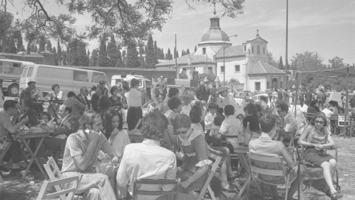 Reúne más de 80 fotografías que abarcan desde los años 30 a 70 del siglo XX, que retratan tradiciones y elementos típicos de esta popular fiesta patronal