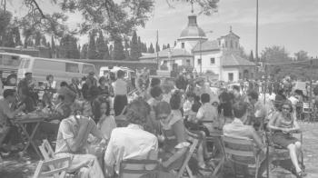 Reúne más de 80 fotografías que abarcan desde los años 30 a 70 del siglo XX, que retratan tradiciones y elementos típicos de esta popular fiesta patronal