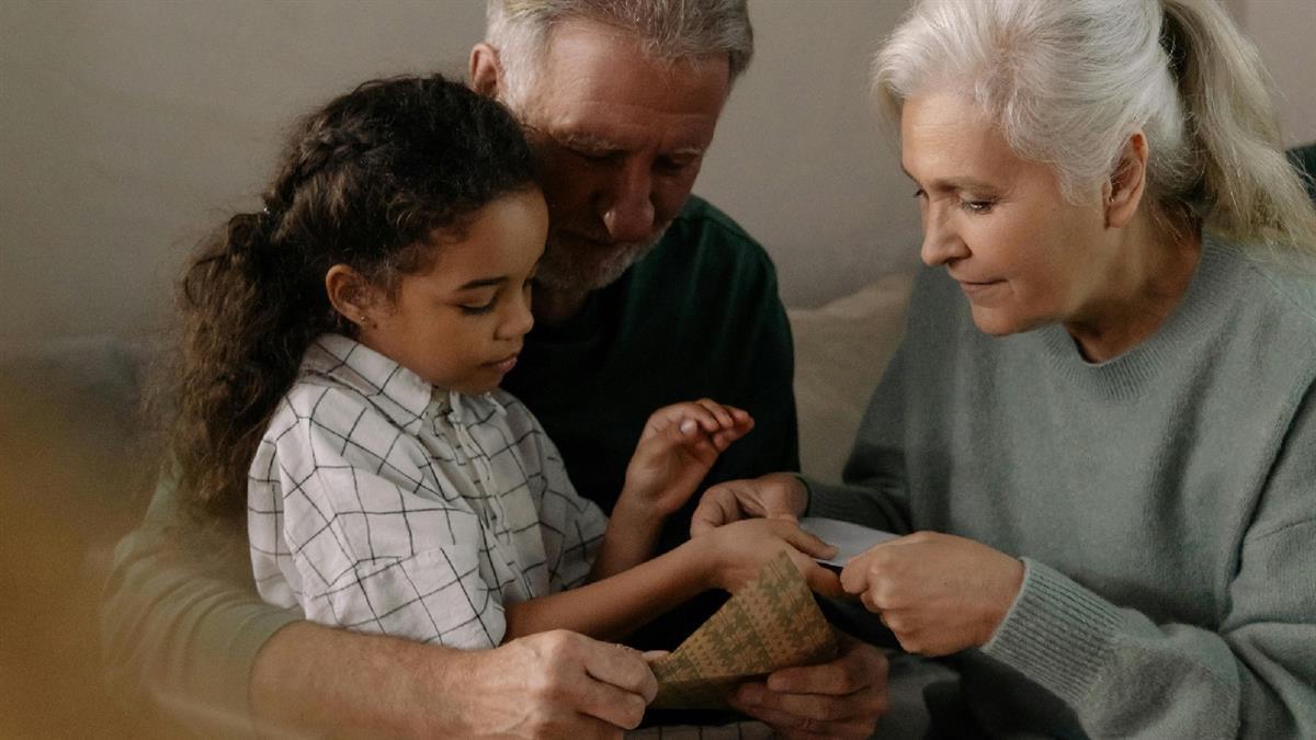El Ayuntamiento invita a conmemora el Día de los Abuelos con una fiesta intergeneracional y títeres