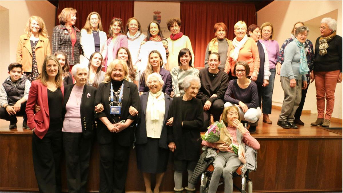 El ayuntamiento ha querido reconocer la labor de las sanlorentinas por el Día Internacional de la Mujer