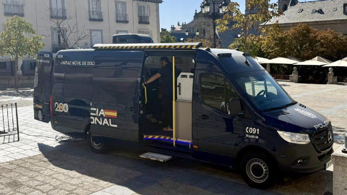 Los vecinos podrán obtener el DNI y el pasaporte al instante en la nueva unidad móvil de la Policía Nacional