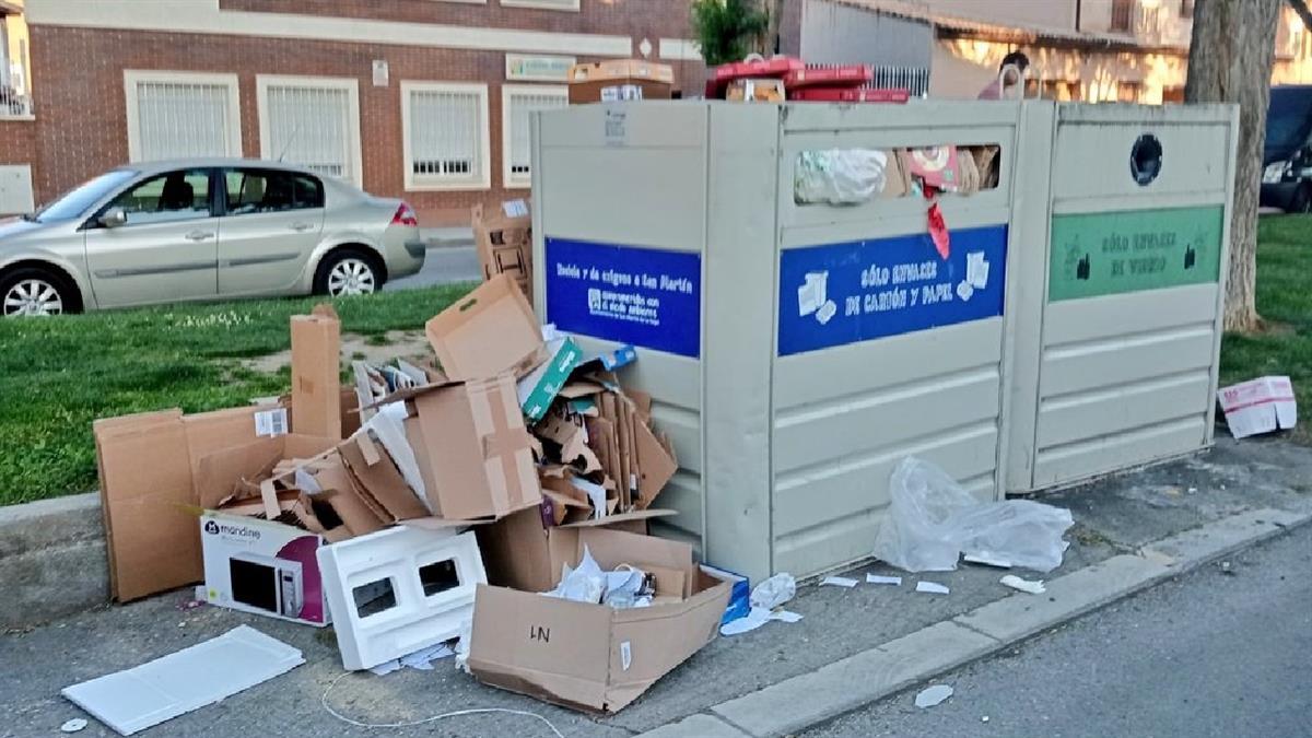 El Ayuntamiento ha reclamado una mejora en el servicio de recogida del papel y cartón

