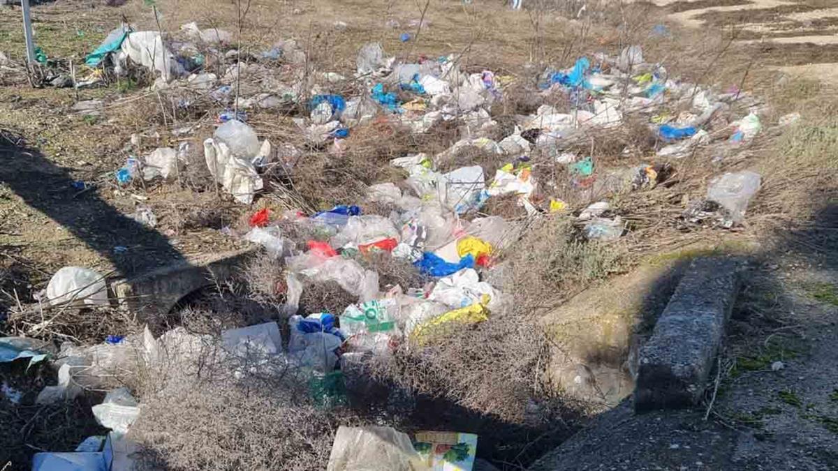 El Ayuntamiento denuncia ante la Mancomunidad del Sur un vertido de residuos de plásticos y envases cerca del poblado "La Marañosa" 