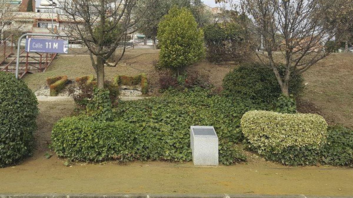 El ayuntamiento organiza una ofrenda floral y un minuto de silencio