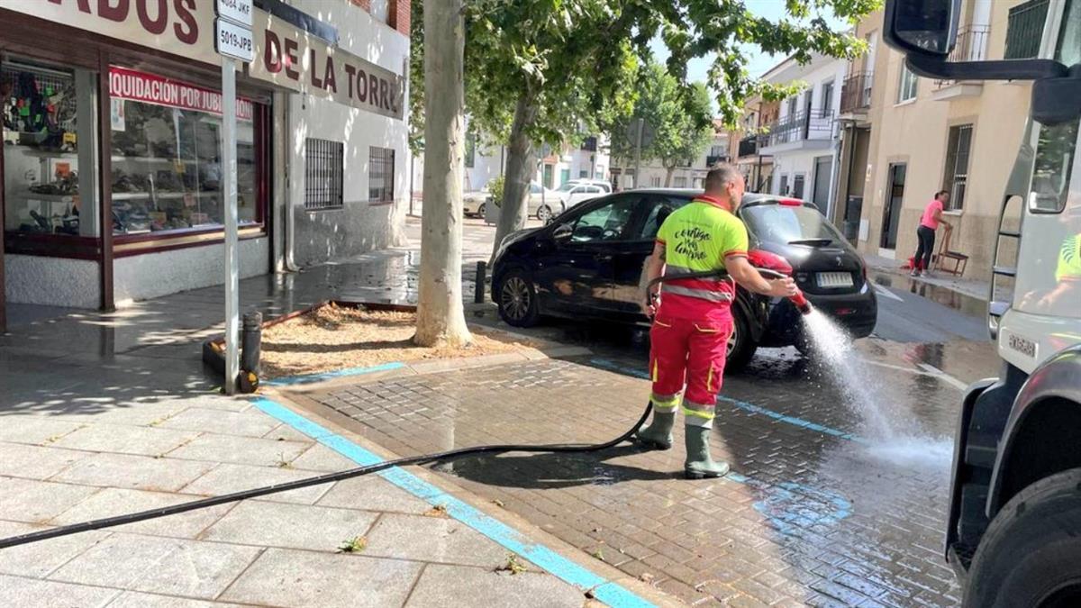 De forma diaria los operarios realizarán una limpieza mecánico con agua no potable 