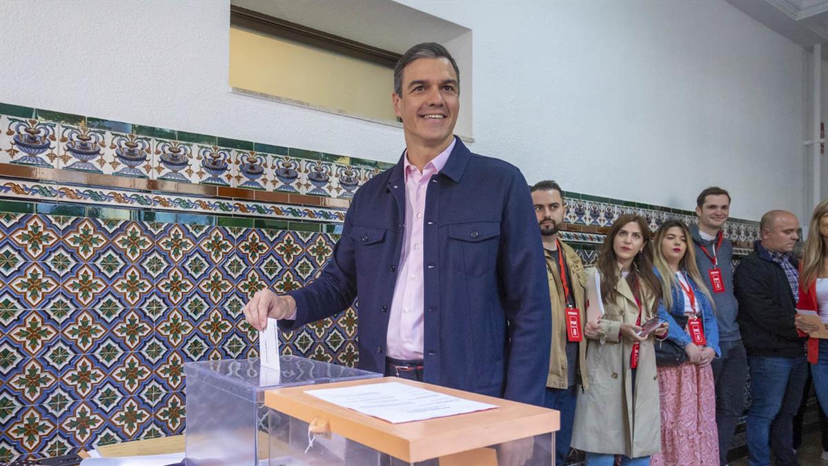 El presidente del gobierno ha sido uno de los primeros políticos en votar esta mañana