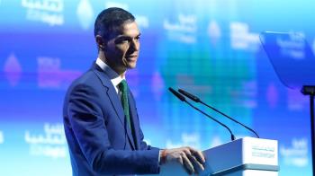 El presidente del Gobierno anuncia en Dubai una ofensiva legislativa para retomar el control digital y amenaza con penas de cárcel