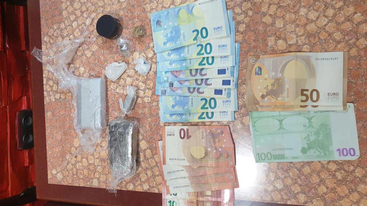 La Policía detiene a un hombre por presuntos delitos contra la salud pública e investiga el local