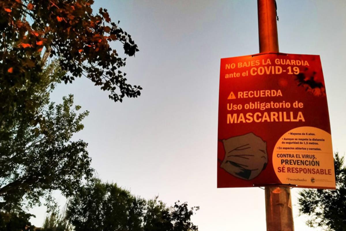 Varios puntos de la ciudad lucen carteles informativos sobre el Covid