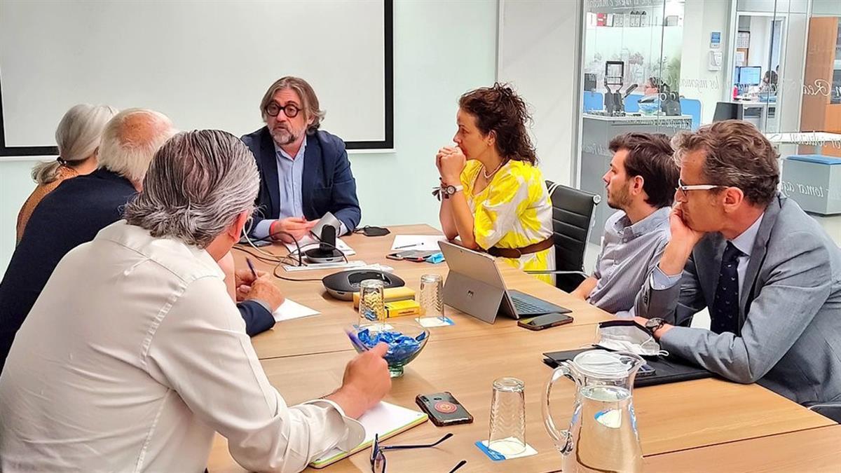 Lucía S. Fernández posibilitó la reunión entre los representantes de la urbanización y el gerente del Canal Isabel II, Pablo R. Sardinero