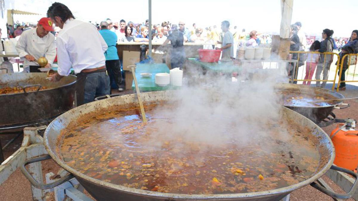 se repartieron más de 2.500 raciones de caldereta entre los vecinos