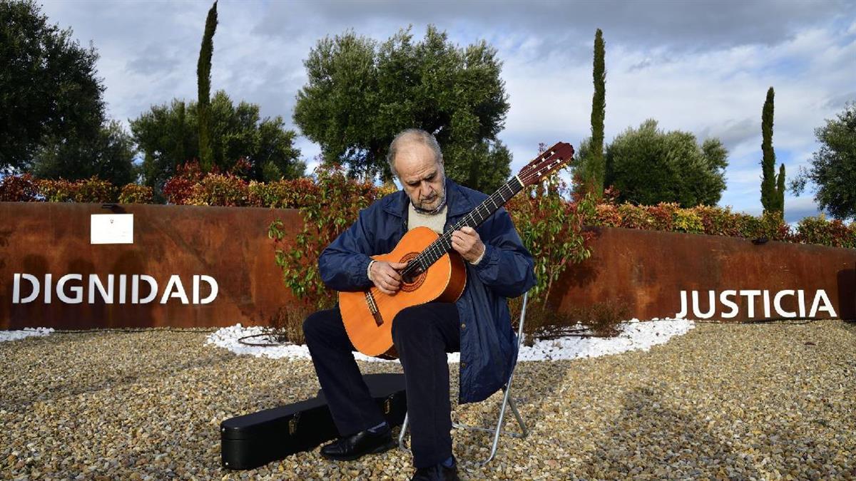 Un acto solemne en la ‘Glorieta Víctimas del terrorismo’ y minuto de silencio en la Plaza de la Constitución