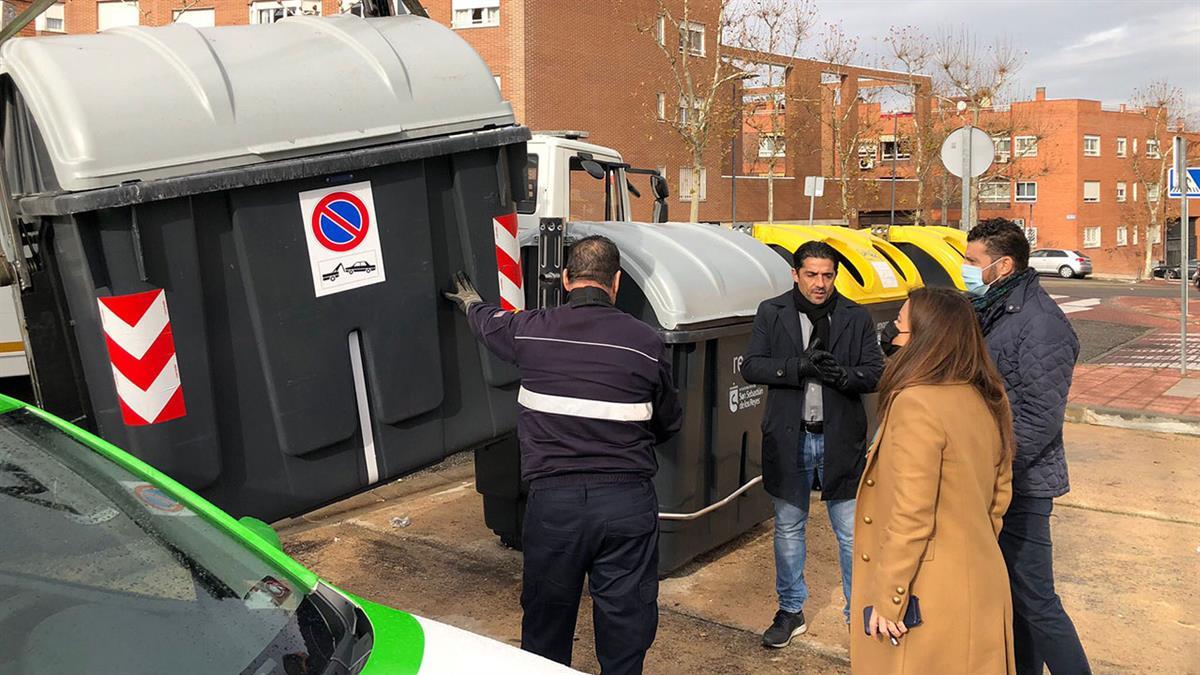 El Ayuntamiento mejora la gestión de recogida de residuos en el barrio 
