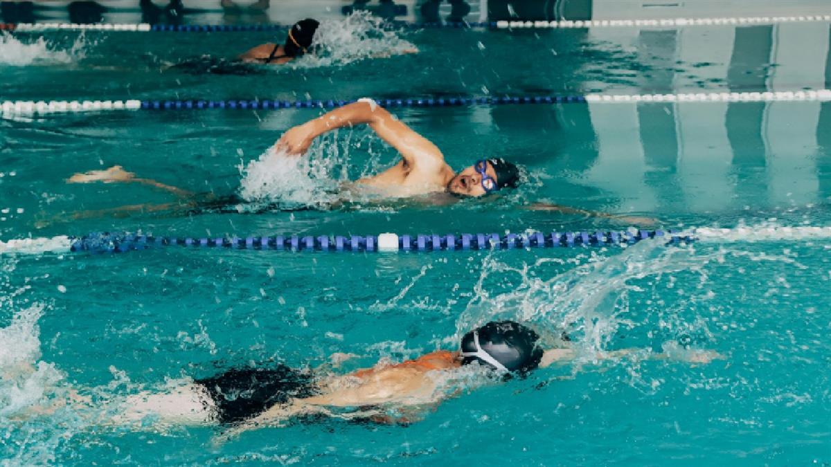 Debido a la alta demanda de los usuarios, se amplían horarios y actividades de la piscina cubierta