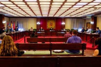 Lee toda la noticia 'Se aprueban los Presupuestos sin la bajada de sueldos prometida
'