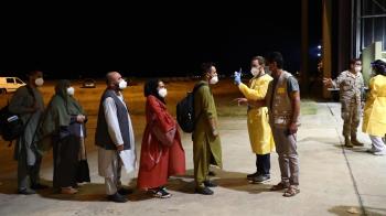 Ante la llegada de los primeros refugiados de Afganistán a la base aérea de Torrejón de Ardoz